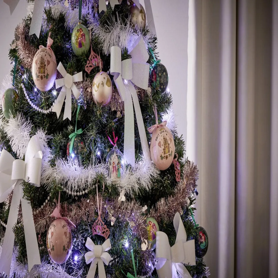 Bonnet de Noël Princesses Disney rose et blanc 26xH34cm-Gifi Outlet